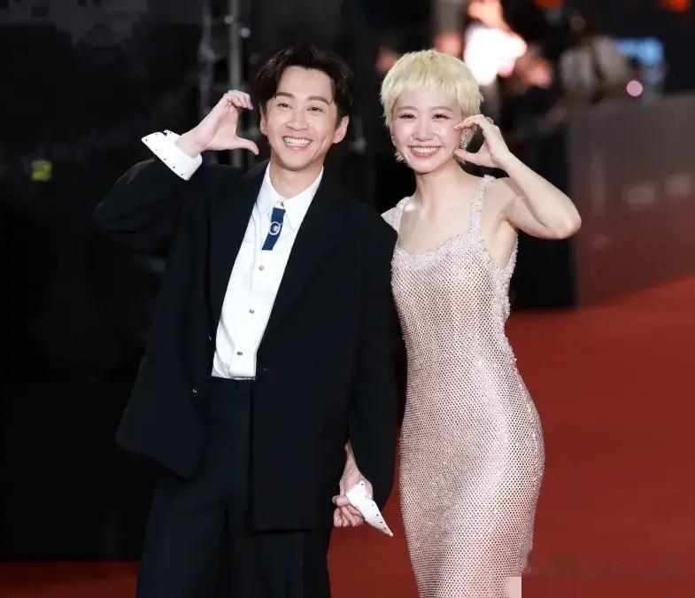 小s亮相金钟奖,谈笑自如走出阴影,获奖后好兴奋,具俊烨没露面