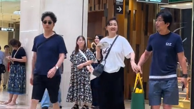 牛莉夫妇日本逛街被偶遇，大8岁富豪老公露面，一身名牌很显年轻