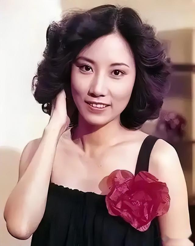 78岁开演唱会被嘲捞金，路都走不稳还唱歌，她用实力打破所有质疑