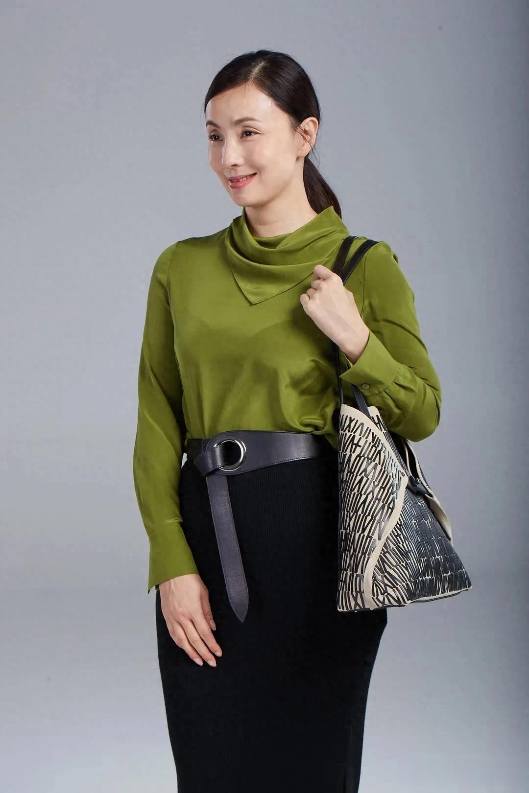 明星高清写真鉴赏|陶虹,橄榄绿缎面衫,解锁轻奢风穿搭