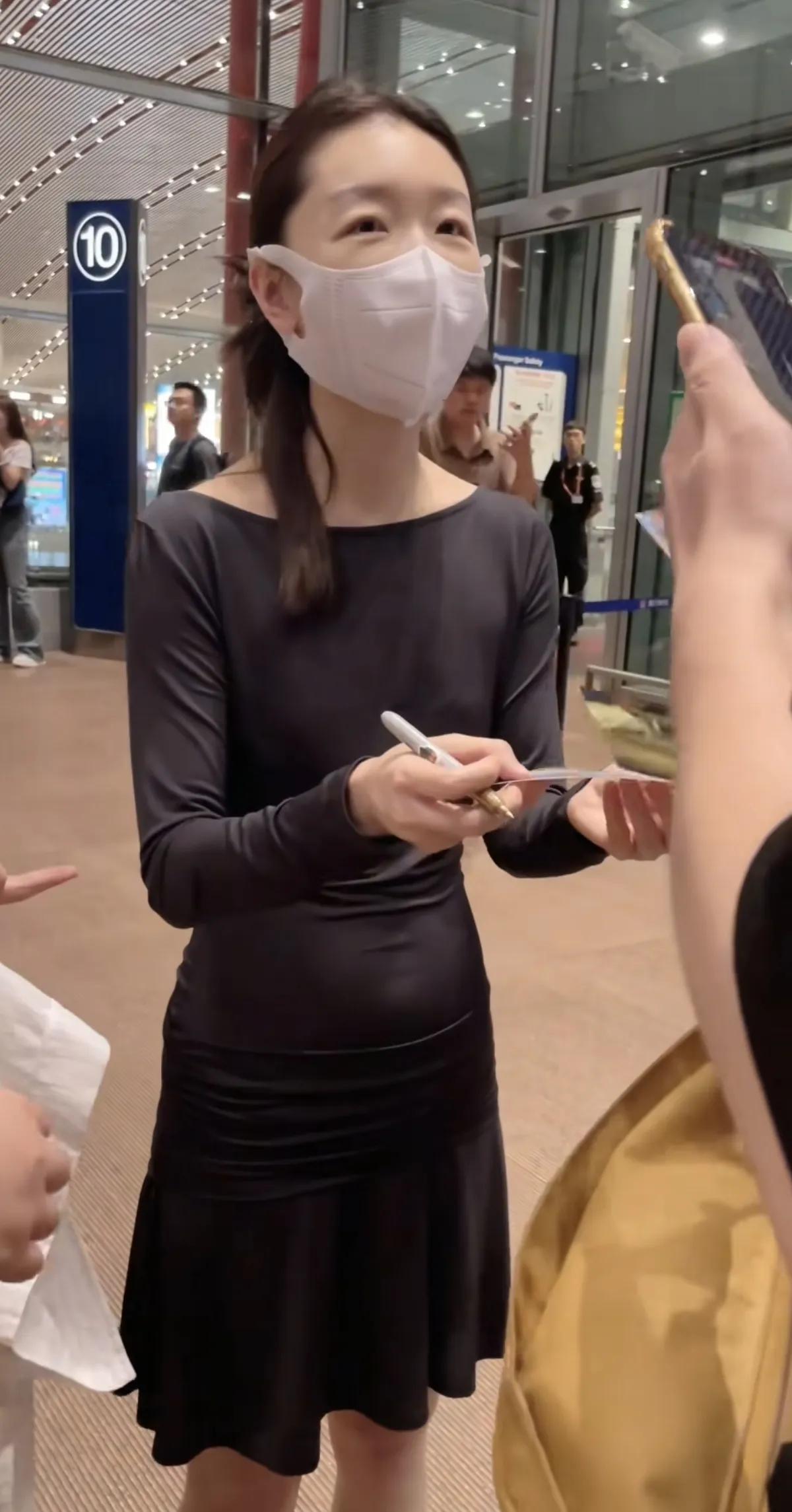 周冬雨机场素颜被偶遇，穿黑色套裙好瘦好小一只，皮肤超好很白！
