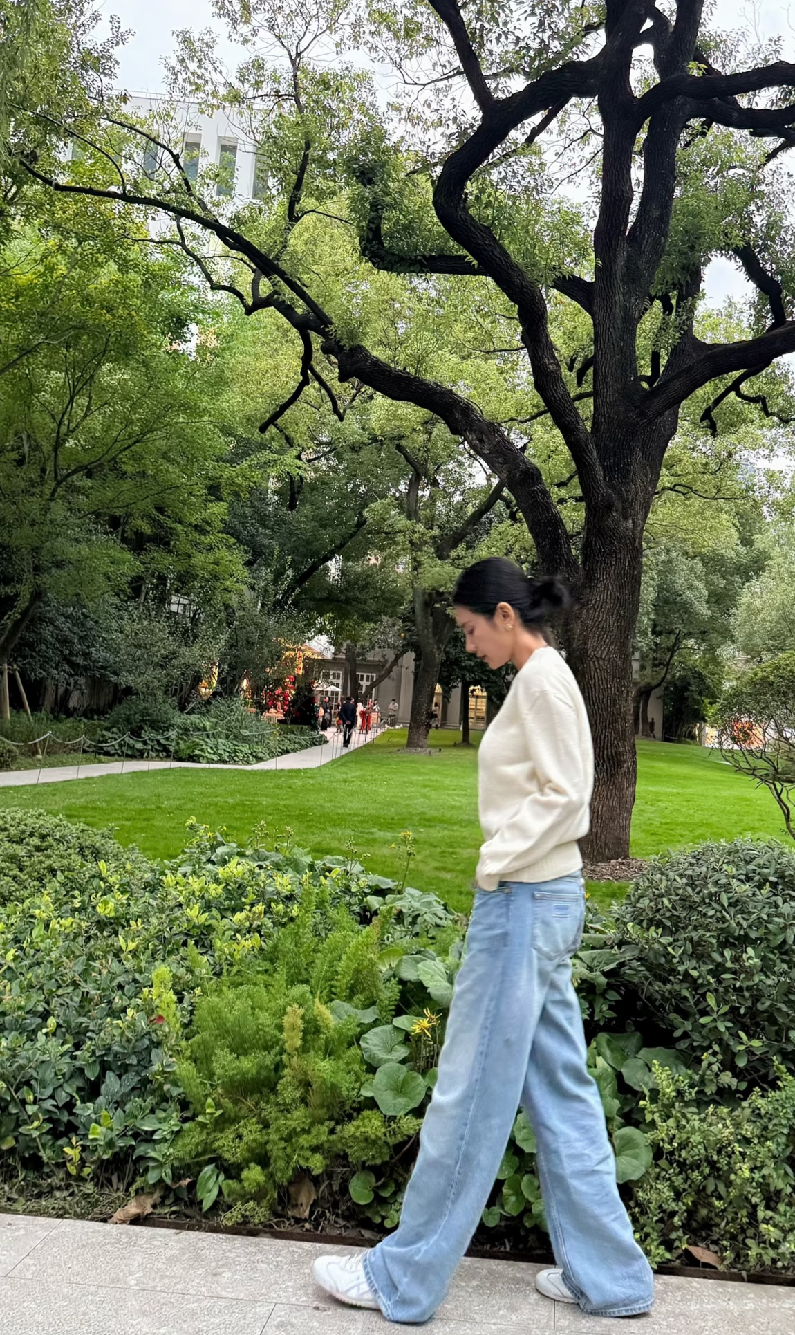 主持人伊一分享最新美照,一身休闲穿搭简约又时尚