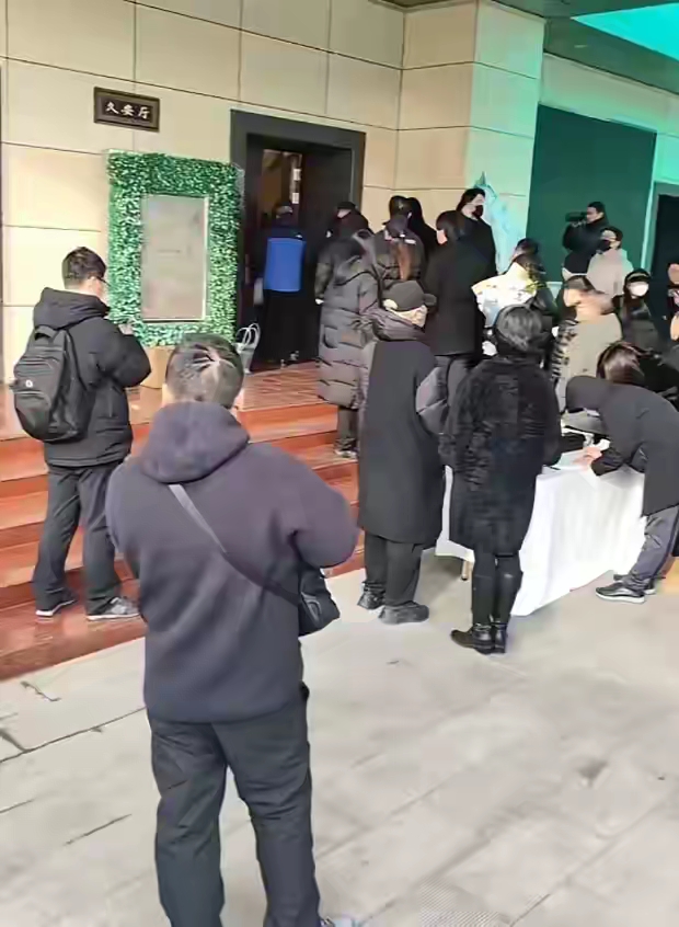 何晴病逝葬礼争议，儿子全程陪灵，好友澄清关系。