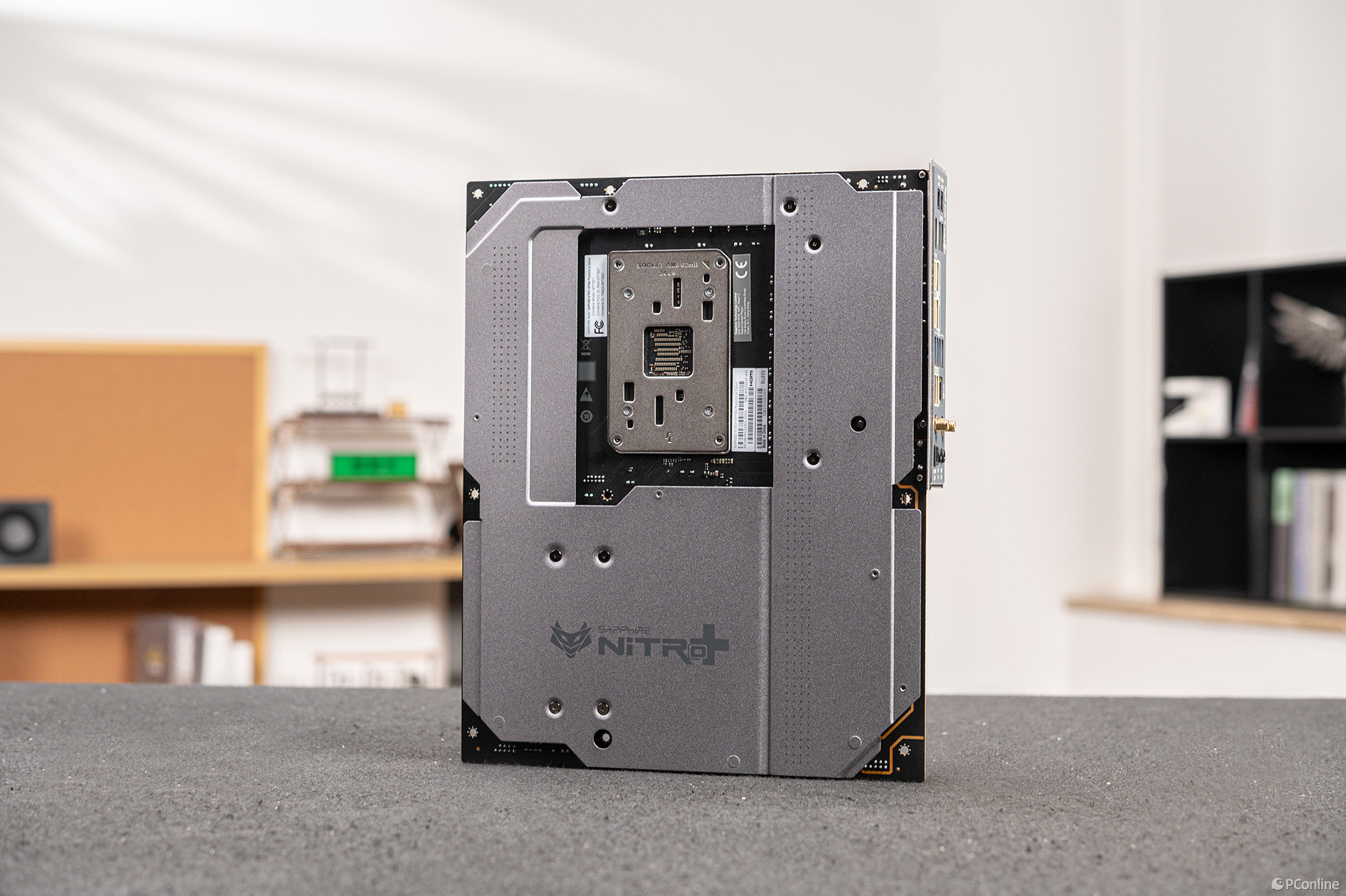 唯一 AMD背插套裝！藍寶石氮動雙旗艦美學圖賞