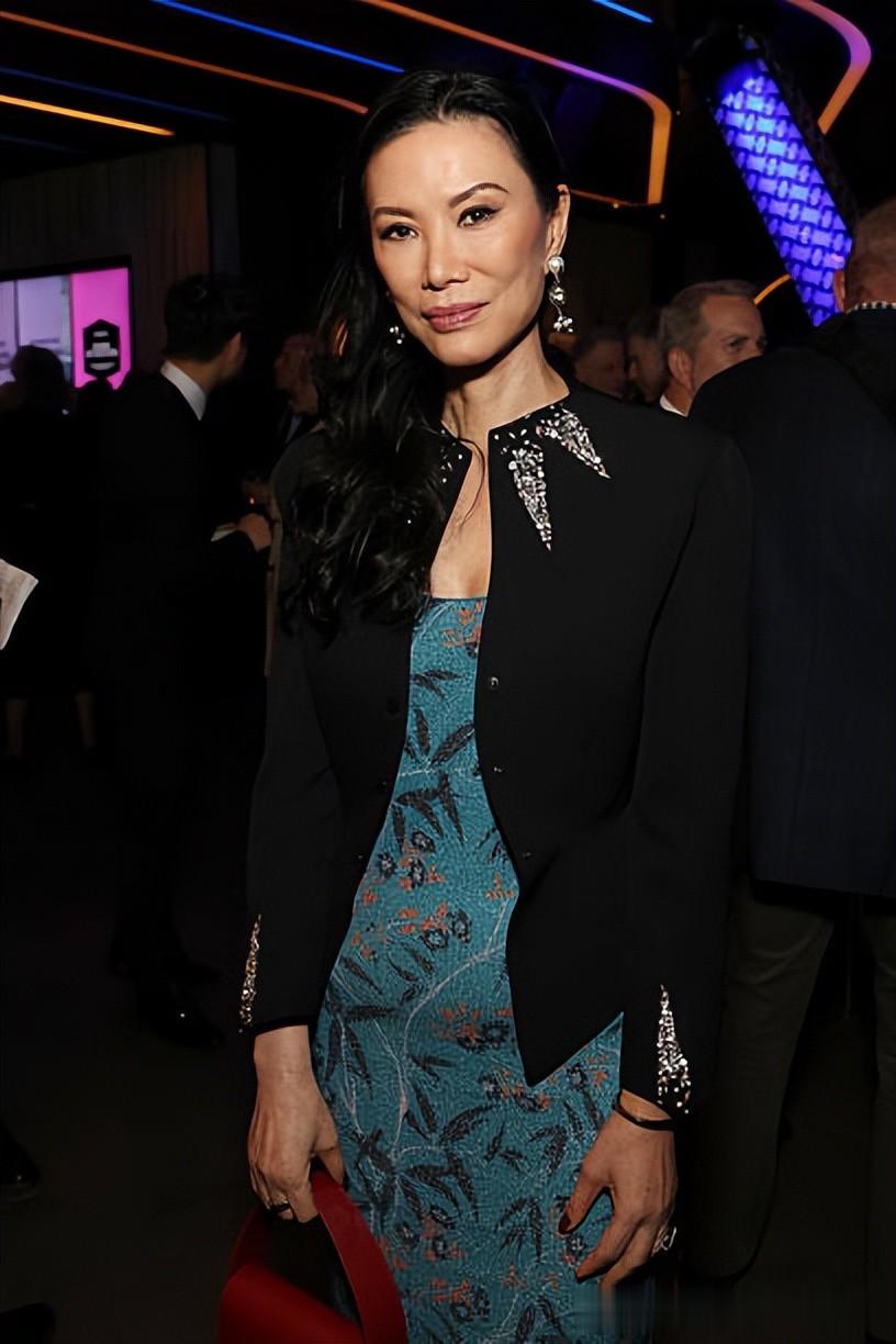 56岁邓文迪闪耀卡塔尔太后晚宴!穿水墨风裙,挽着小鲜肉,很惊艳