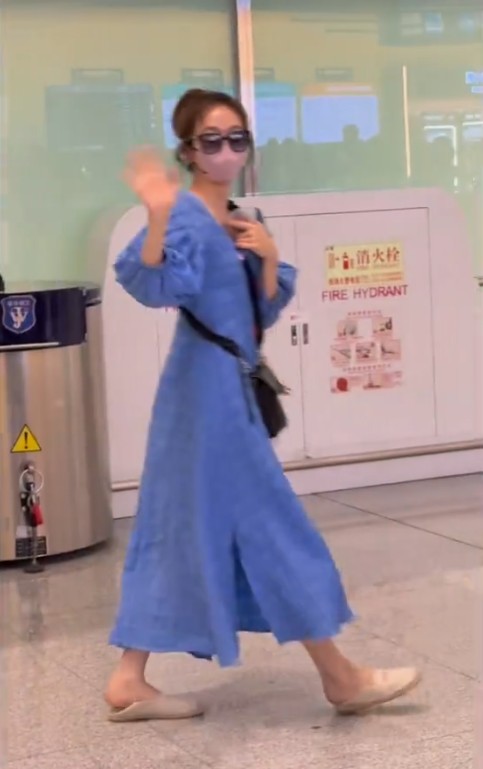 黄晓明携友人现身机场，姜妍V领长裙知性