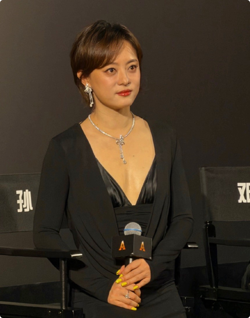 别笑章子怡“献媚”，她那套顶级人情世故，才是娱乐圈的生存教科书