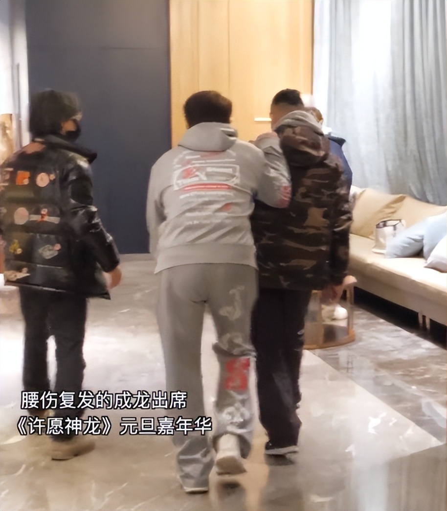 成龙被传“去世”后首次露面，深夜牵狗买面包，步伐稳健状态不错