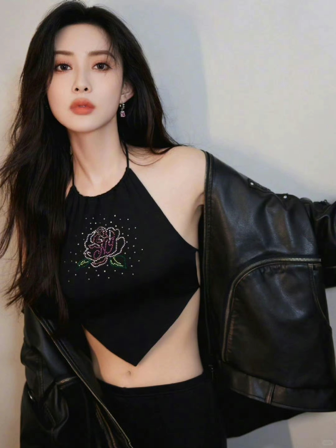 孟子义黑色织就的“反差感”美学