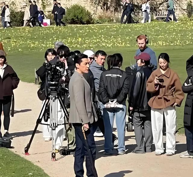 胡歌妻子产后首露面?剑桥同框引猜测,网友:这恢复速度绝了!