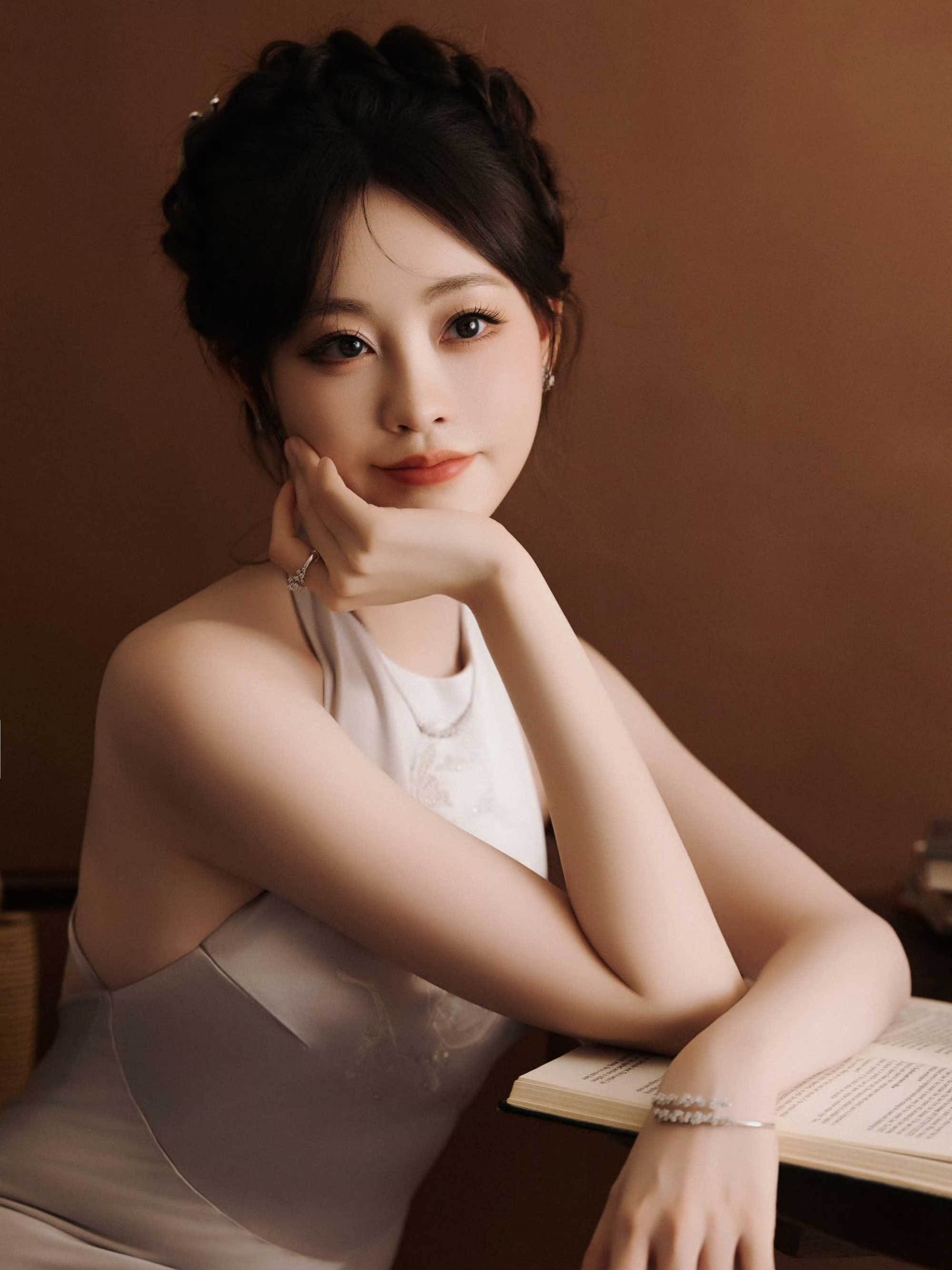 祝绪丹穿露背旗袍亮相！身段玲珑，古典韵味太勾人