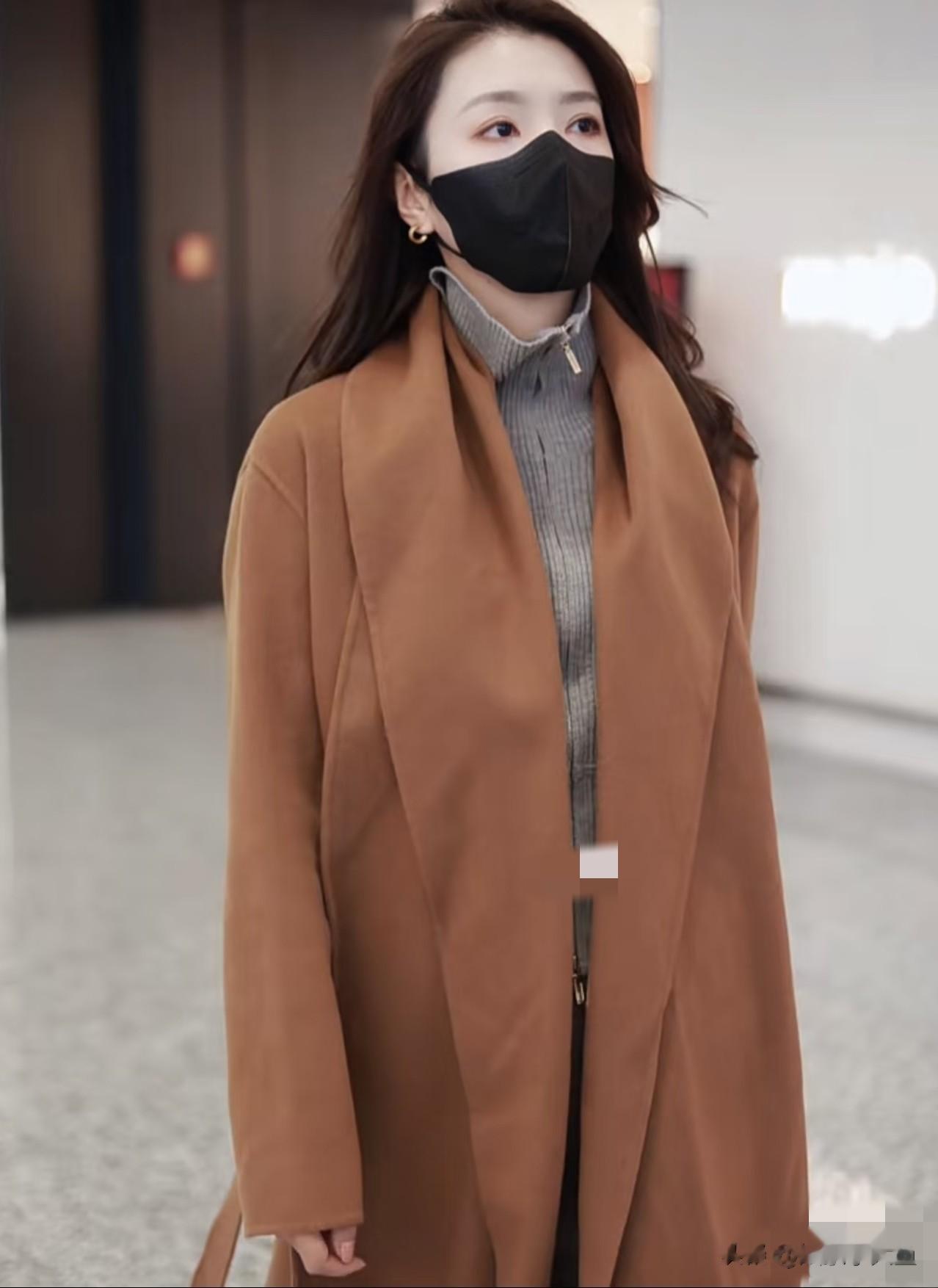 李云霄杭州机场被偶遇，穿棕色翻领长款大衣，好温柔气质美到犯规