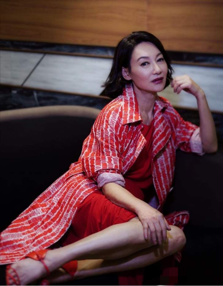 香港影后亲演跳楼戏三次才成功,替身不敢跳上热搜,网友大赞敬业