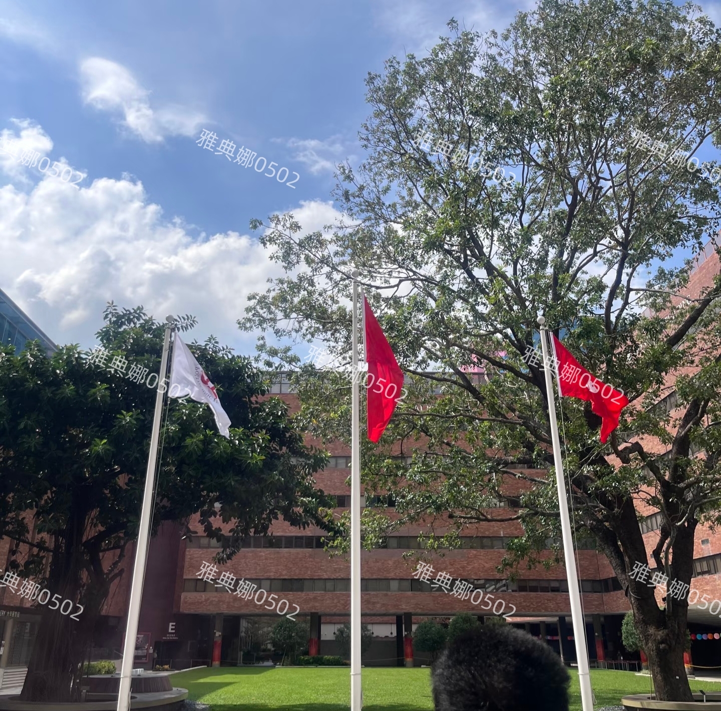 香港理工大学偶遇郭晶晶老公霍启刚，一身黑色中山装好正式好儒雅