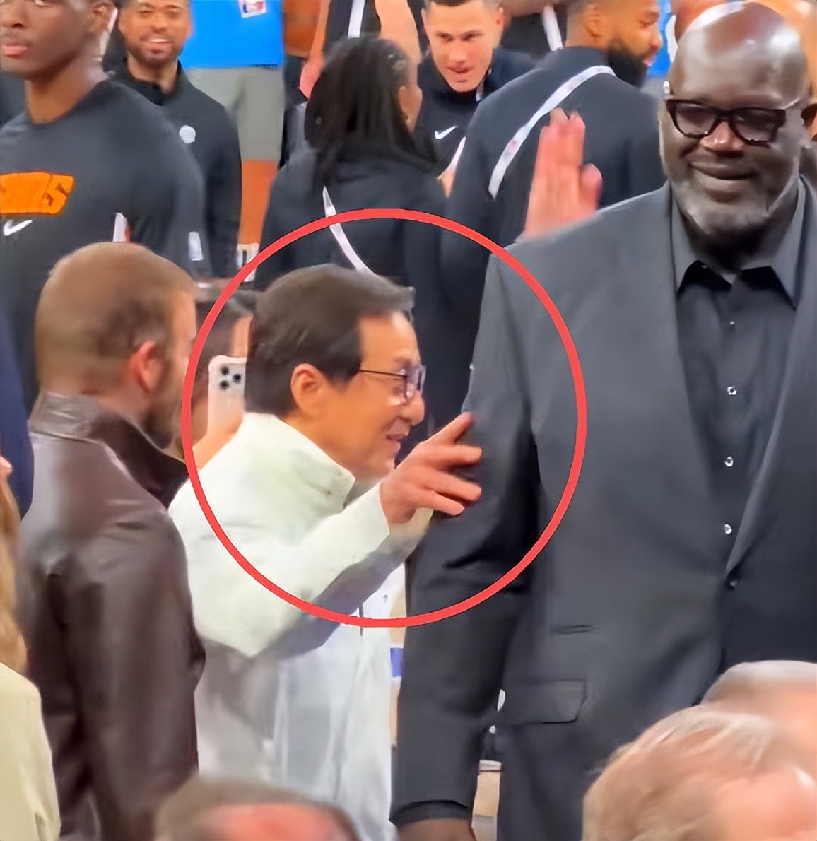 成龙被传“去世”后首次露面，深夜牵狗买面包，步伐稳健状态不错