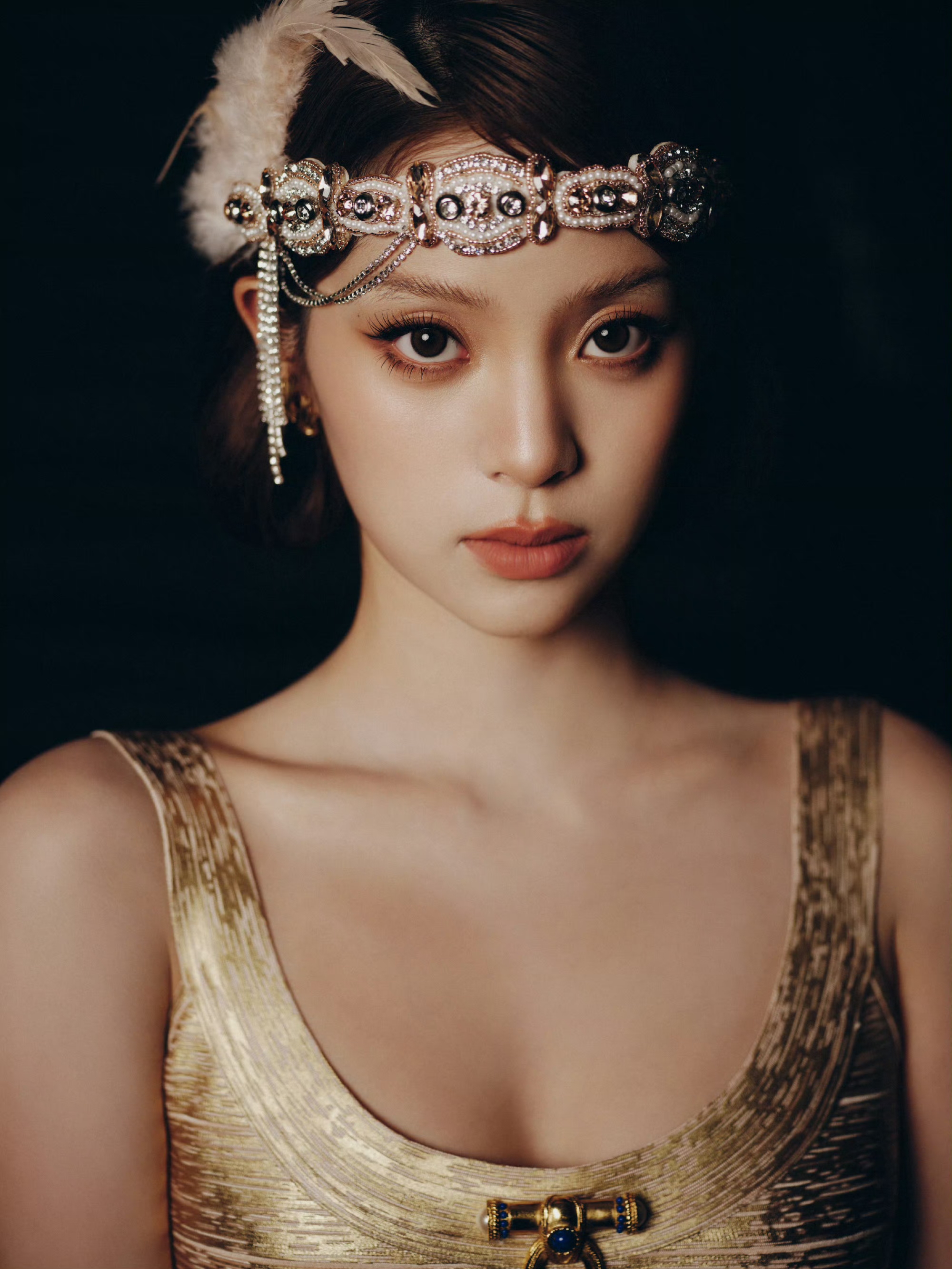 欧阳娜娜cos黛茜,鎏金裙勾勒曼妙曲线,复古氛围感超绝!