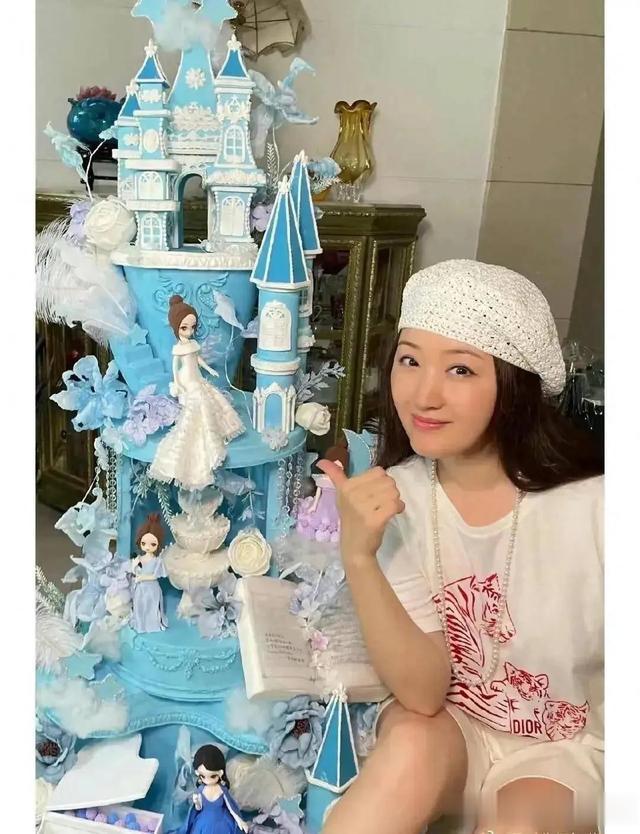 53岁杨钰莹晚年生活!无儿无女在豪宅孤独无望,种菜养花与狗相伴 ???