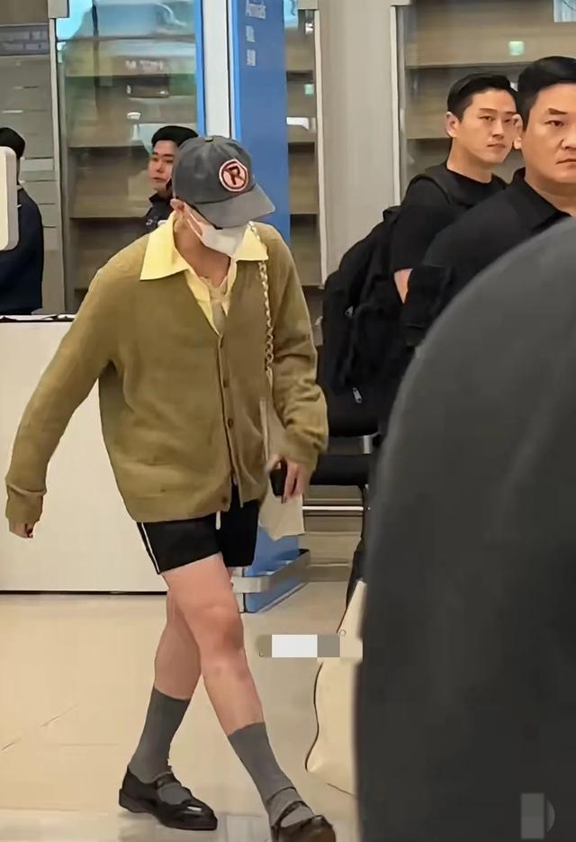 权志龙返韩现身机场,穿黑色的短裤搭配小腿袜,时尚品味确实特别