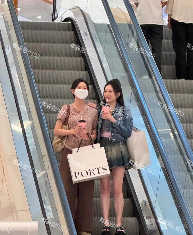 成都万象城偶遇江疏影，她脸胖了很多，快40了还嘟嘴扮可爱很违和