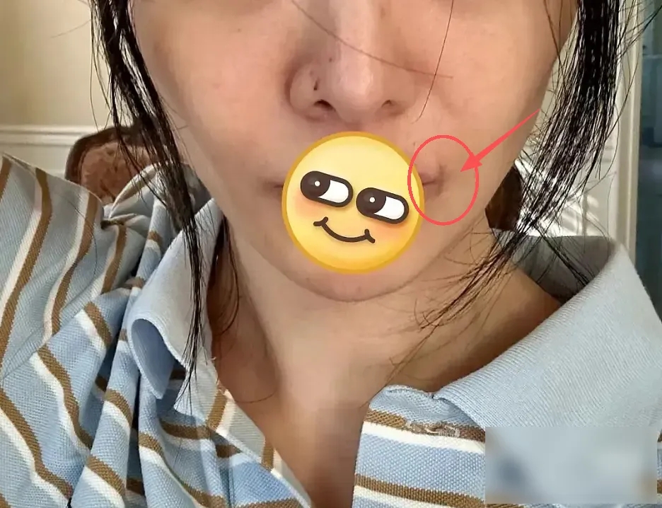 多次复出失败!郑爽小号晒自拍被秒认,账号秒封!穿男装认不出