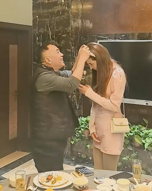 63岁晚节不保!杨议被扒底朝天,原来收美女徒弟只是冰山一角