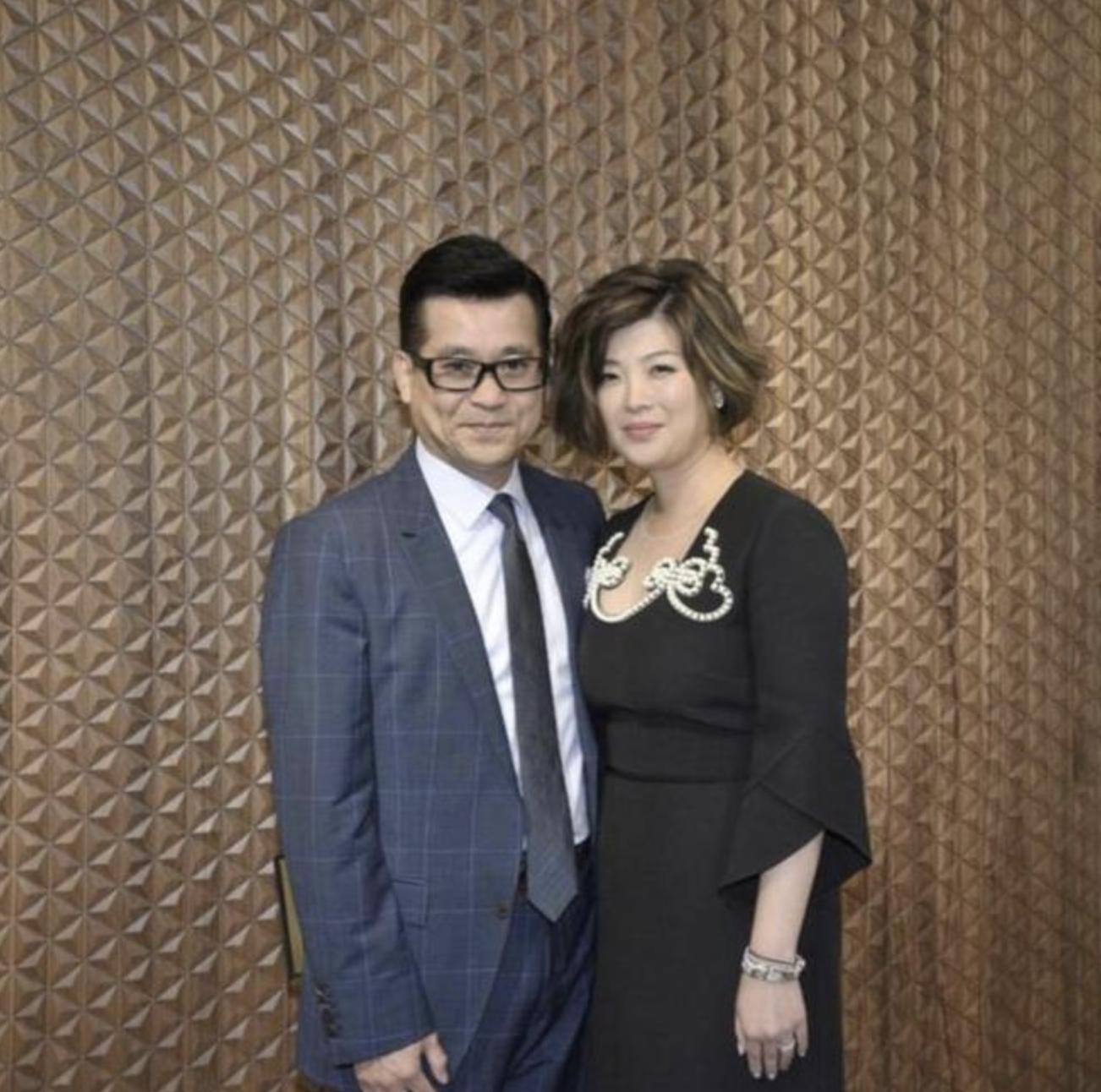 56岁港姐公开豪门家事，称隐忍丈夫家暴20年，被迫与女儿下跪求饶