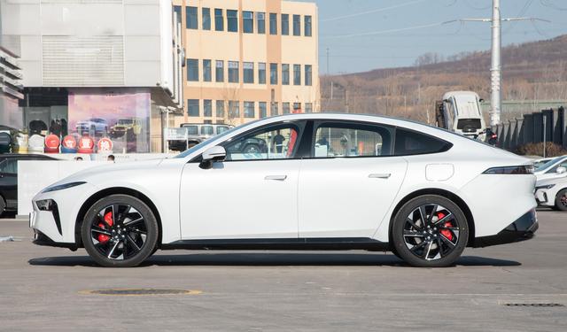 15万不到的纯电轿跑,272马力+620km续航,还看比亚迪?