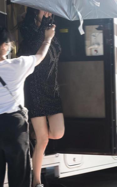 杨幂穿裙子引围观!后背拉链开到腰,网友急喊:快捂住别崩开