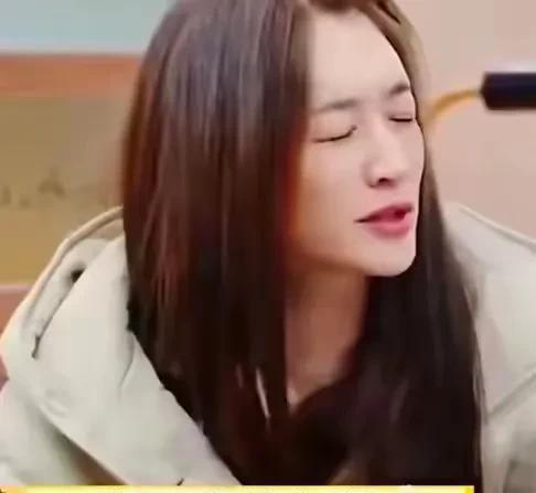奇葩！李小冉发弹幕：不饿也得硬吃，她委屈她心酸她不服