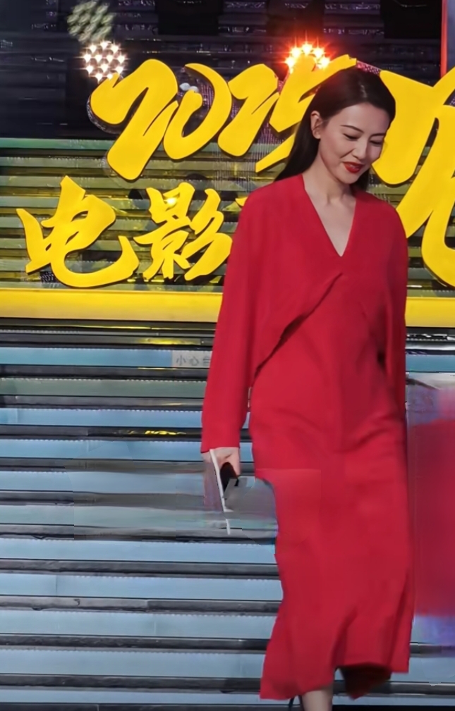 高圆圆一袭红裙亮相活动，45岁的气质优雅到骨子里，这状态绝了