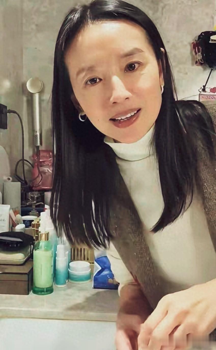 董洁保剑锋罕见同框，茅台助兴喝到脸红，网友：有情况？