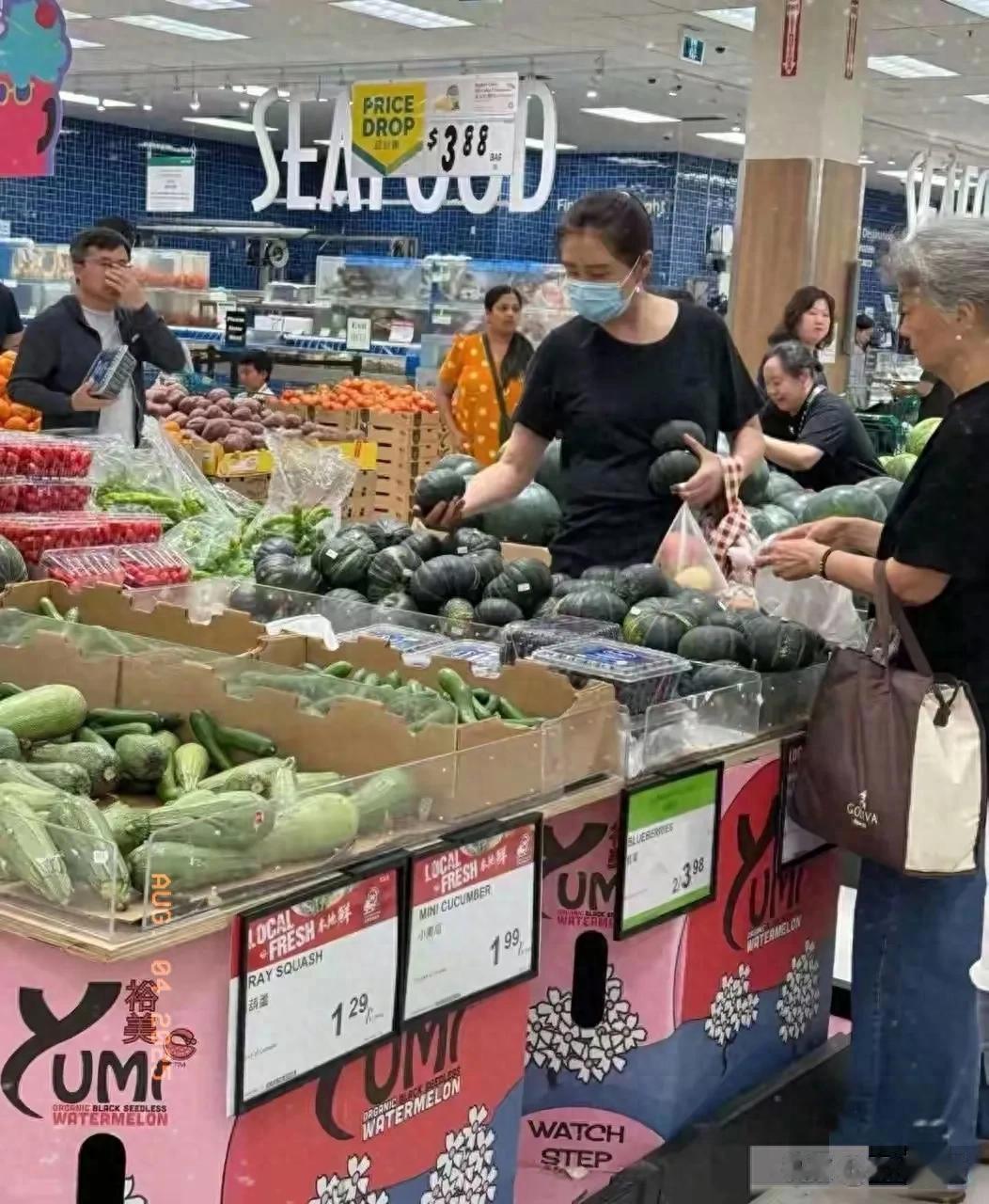 王祖贤现身加拿大超市购物,身穿黑色T恤搭配牛仔中裤休闲低调