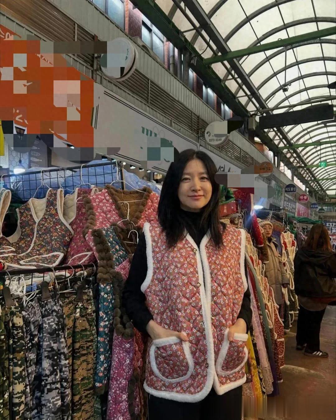 55岁李英爱去逛菜市场，在平价店买了花棉袄，非常漂亮