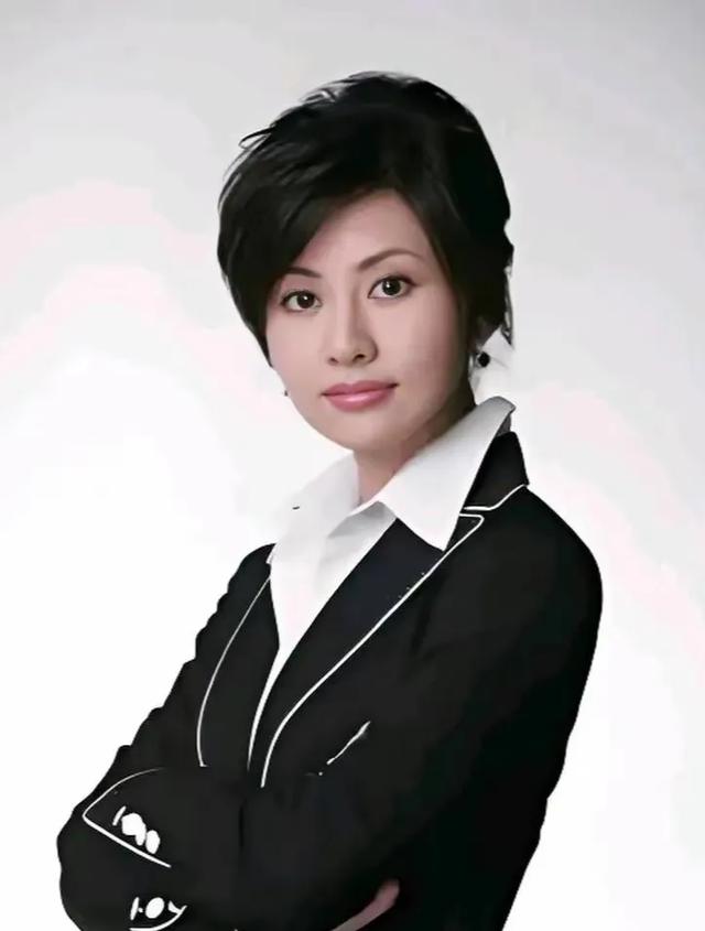 周瑛锋，颜值气质都在线的央视主持人