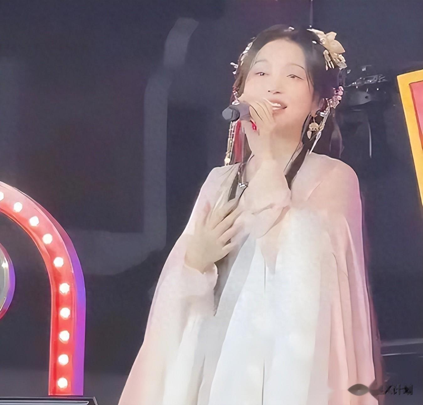 满是心酸!42岁著名歌手江苏走穴,宾客只顾吃席没人搭理