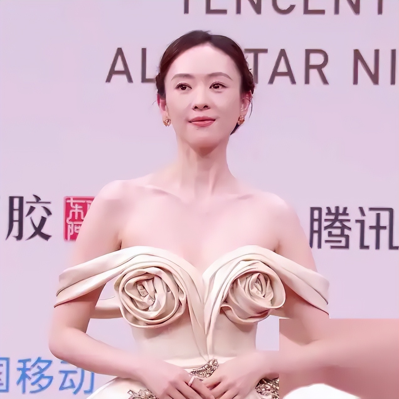 这一夜宋佳像猛虎下山！穿旗袍美到脚趾尖完全不顾倪妮赵露思死活