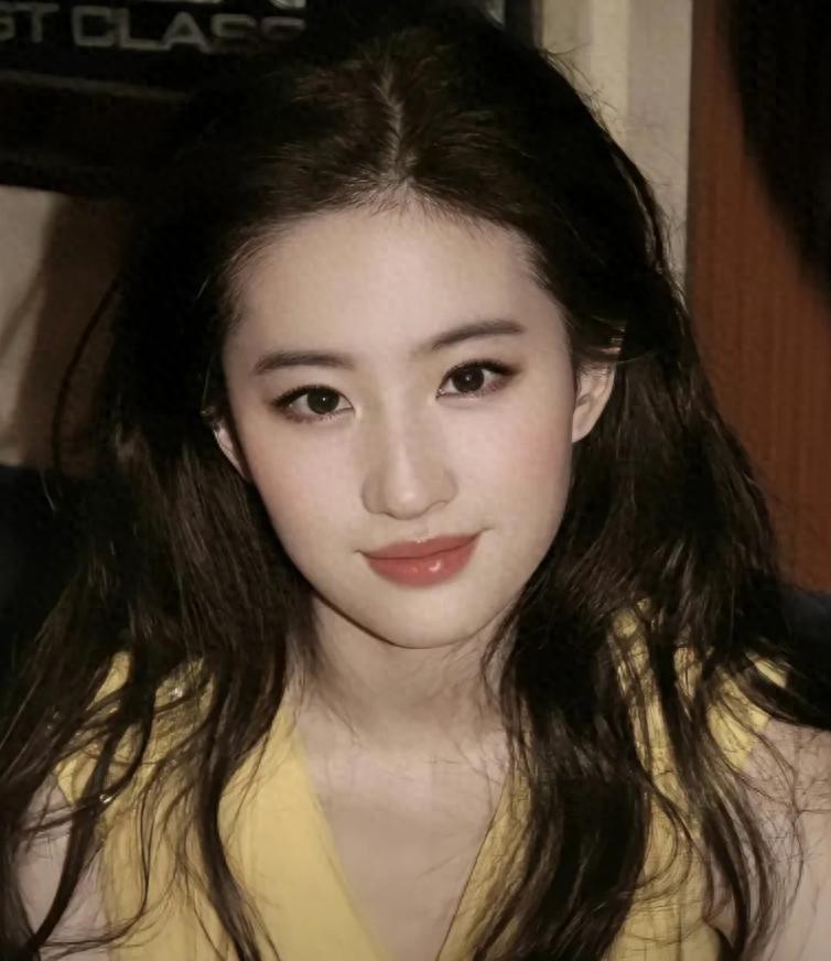 刘亦菲近况曝光,生图眼肿脸煞白沧桑,拿6W包现身舞剧瘦成皮包骨