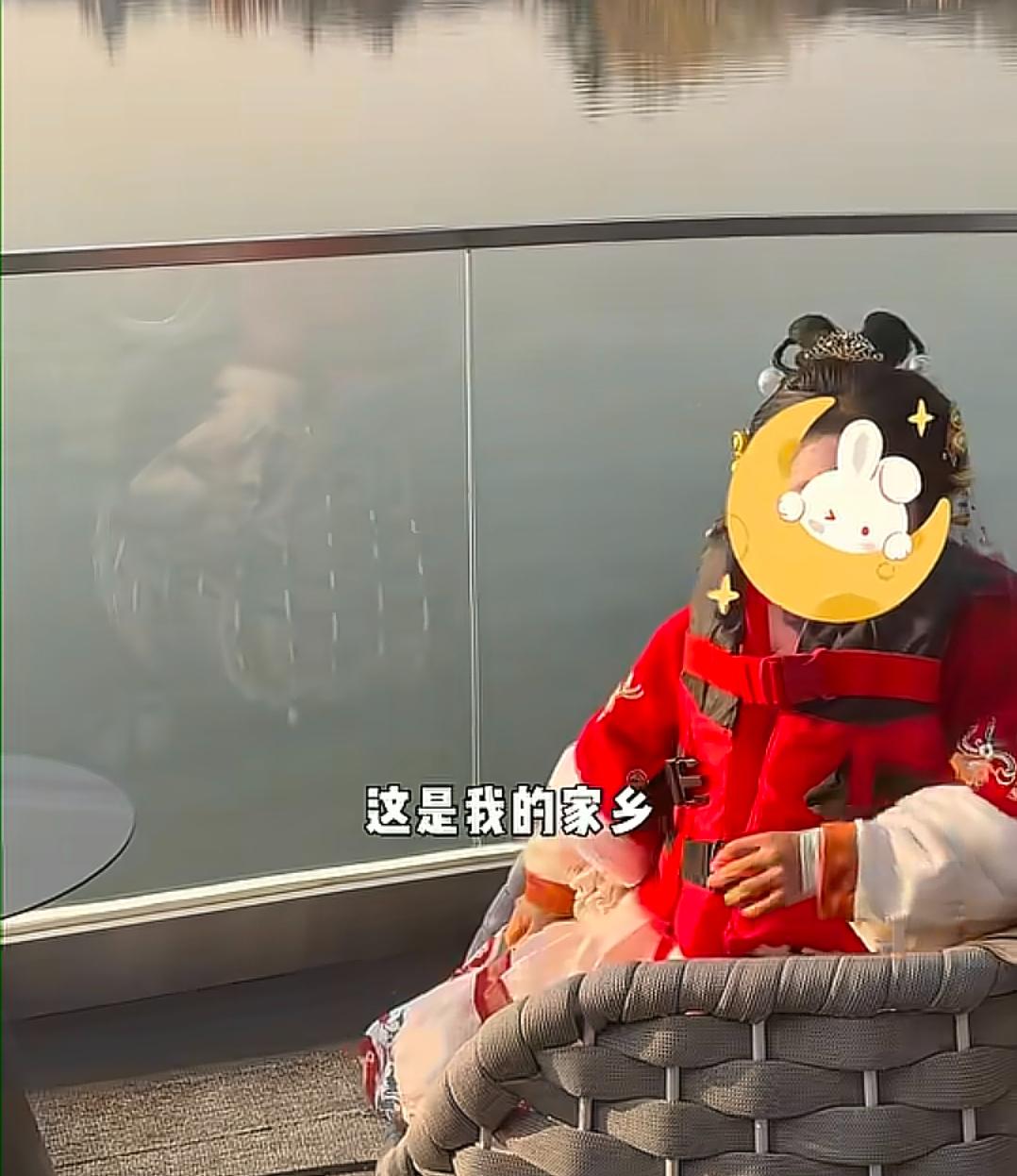 颖儿带娃游西安，女儿独立懂事，不住婆家住酒店，遭大量网友质疑