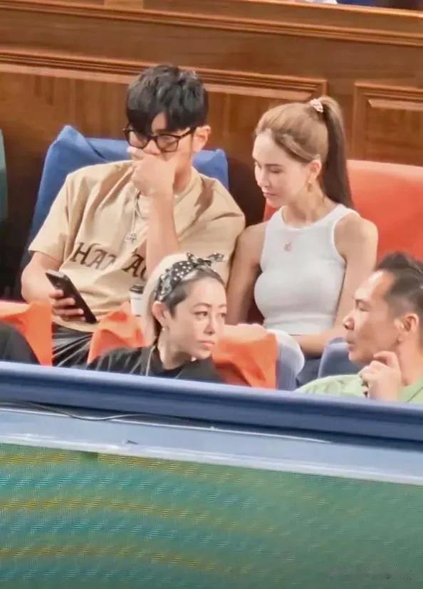 32岁昆凌暴瘦太多变化大,生图撞脸李若彤,生完3胎老了很多!