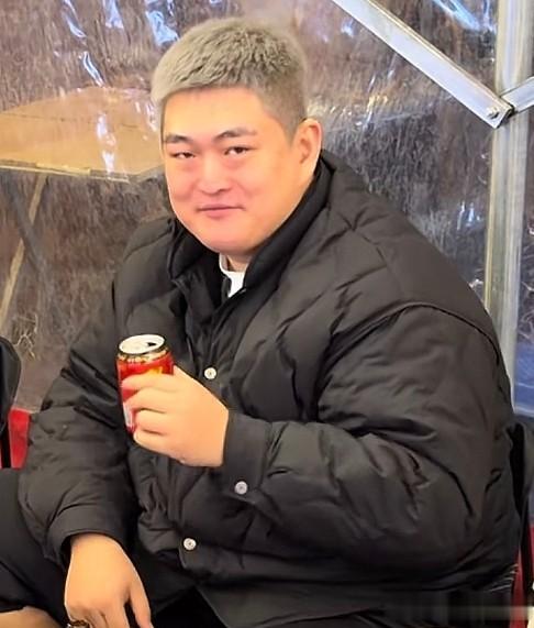 赵本山儿子请客吃砂锅,赵一楠染一头黄发,宋晓峰喝到脸泛红