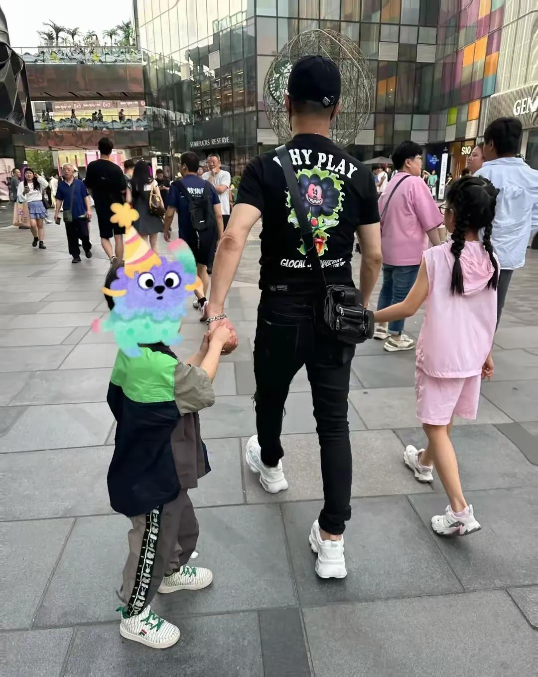 章子怡带女儿看酱园弄首映！ 10 岁醒醒穿公主裙好美，母女互动有爱