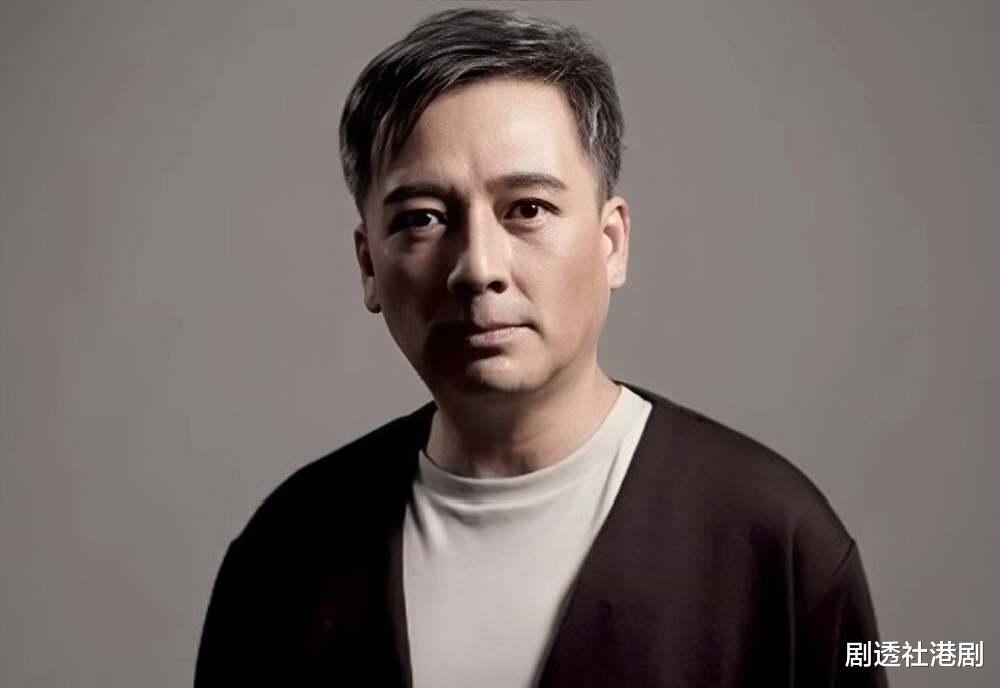 TVB知名男星沦为小配角离巢,性格佛系不争不抢,转型演舞台剧成剧帝