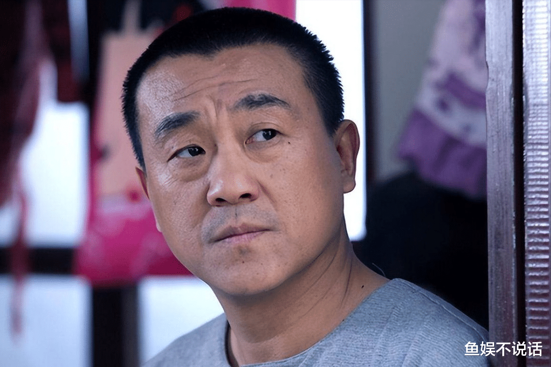 何冰：吃饭白捡一个媳妇，结婚后被拿捏26年，她到底有什么魅力？