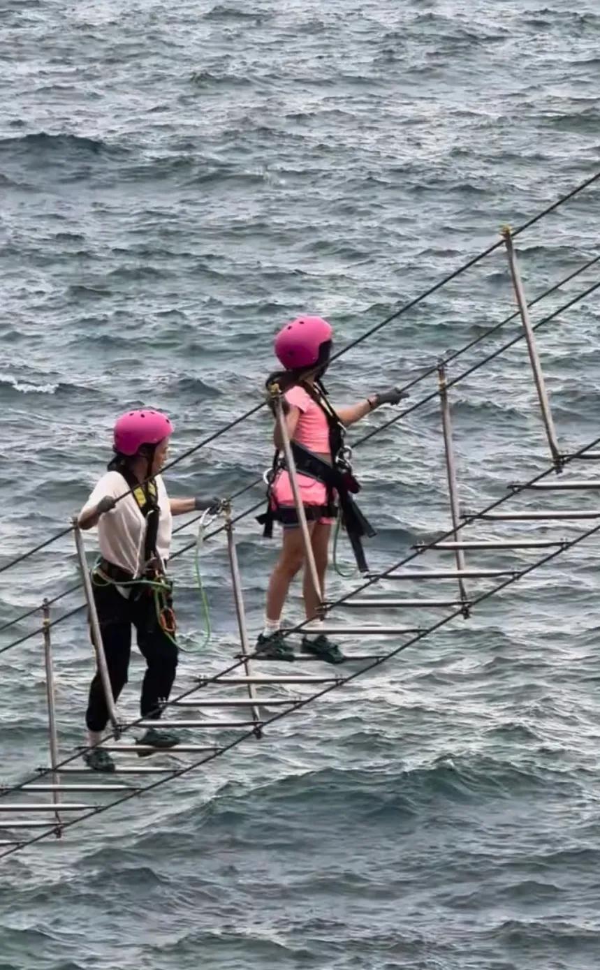 章子怡和两个孩子看熊猫,她抱着醒醒转圈很有爱,小儿子正脸像她