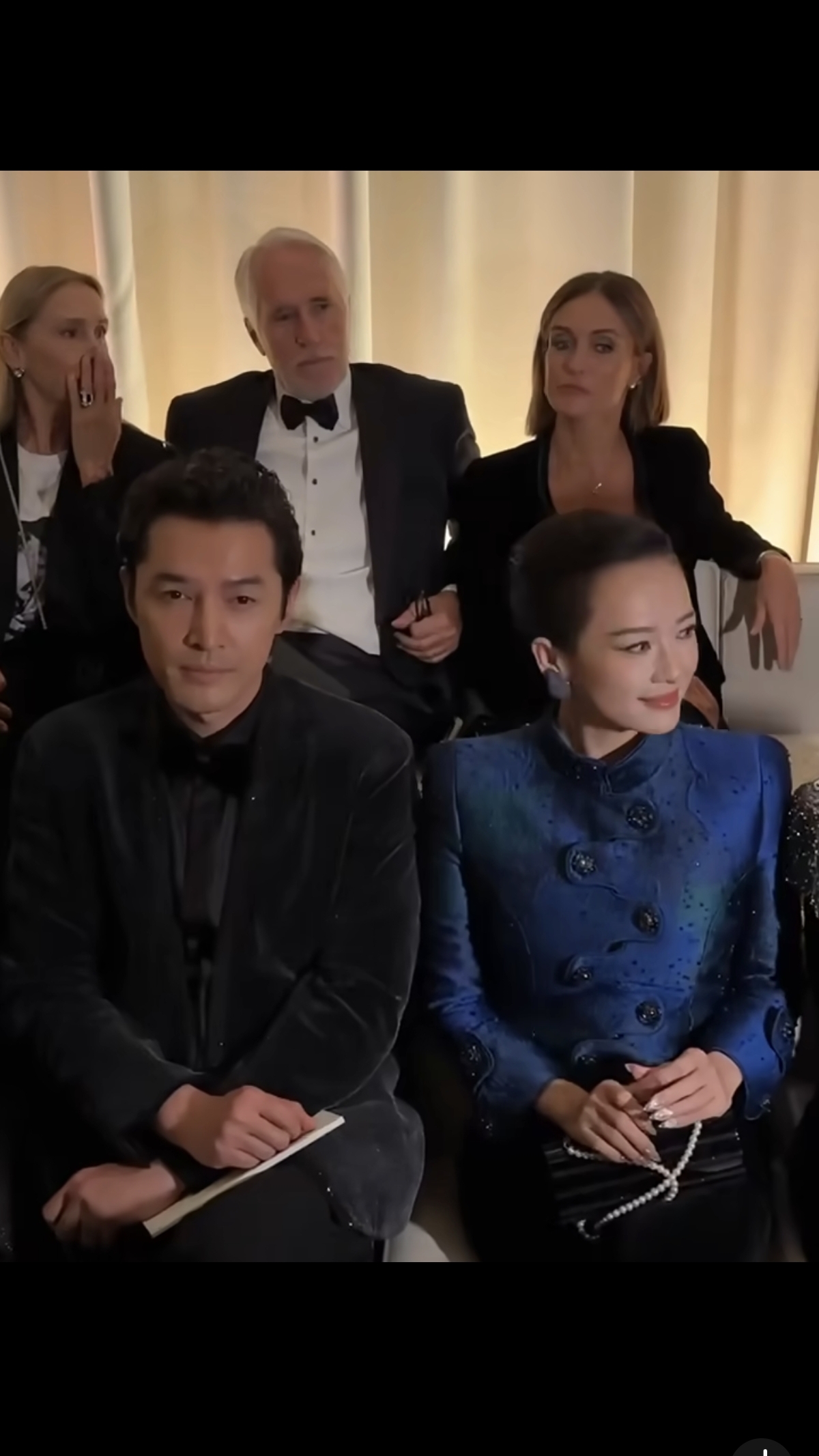 章子怡米兰时装周看秀，一身穿搭好有气质又白又美，还很松弛大气