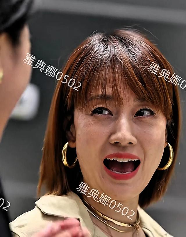 马伊琍真是天然美女,快50岁了脸上没有一点科技痕迹,牙都没整过