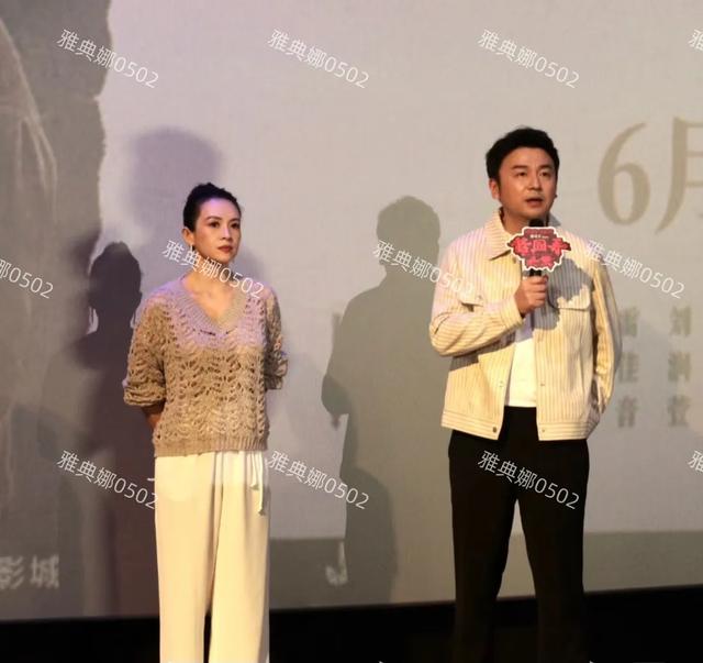 章子怡整张脸包括牙齿都没有一丝整的痕迹,纯天然美得很有生命力