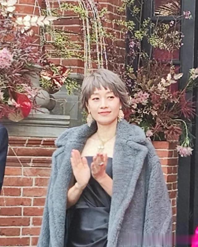 马伊琍新剪了短发真惊艳！穿羊羔毛大衣+抹胸裙，美出国际范！
