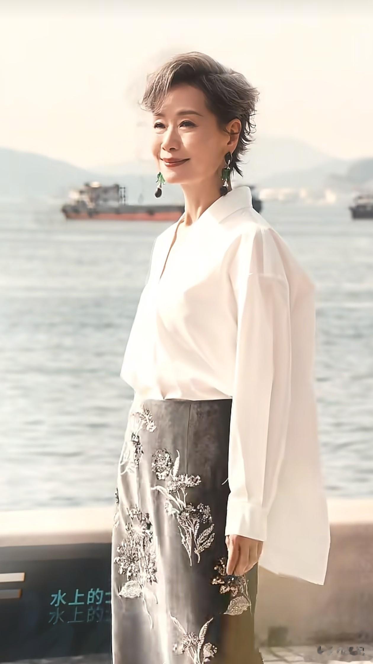 62岁叶童最新穿搭:白衬衫+半身裙,优雅又减龄,状态好得像42岁