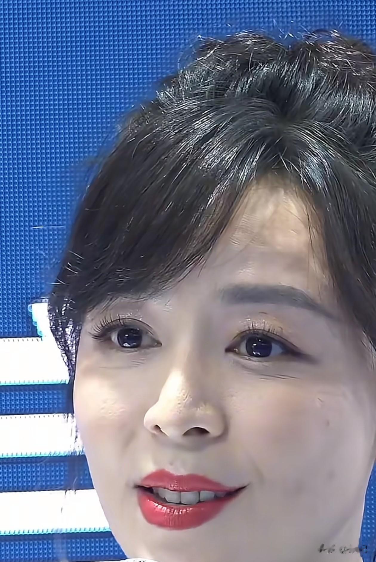 45岁张静初活动怼脸拍！皮肤有细纹十分真实，保养得其实不错